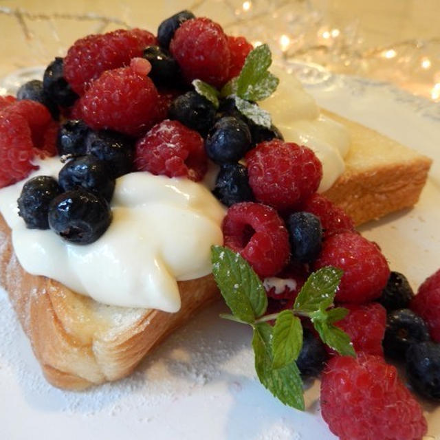 はちみつバターたっぷりマスカルポーネクリームとベリートースト
