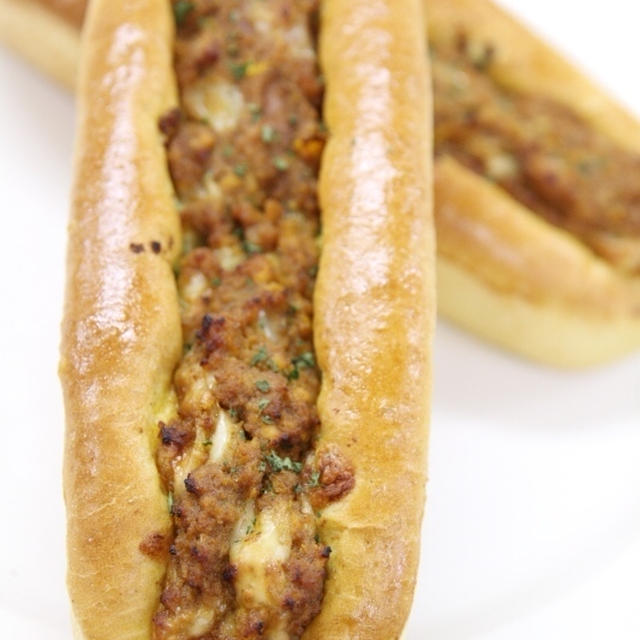 カレードッグとトマトのラウンドパン