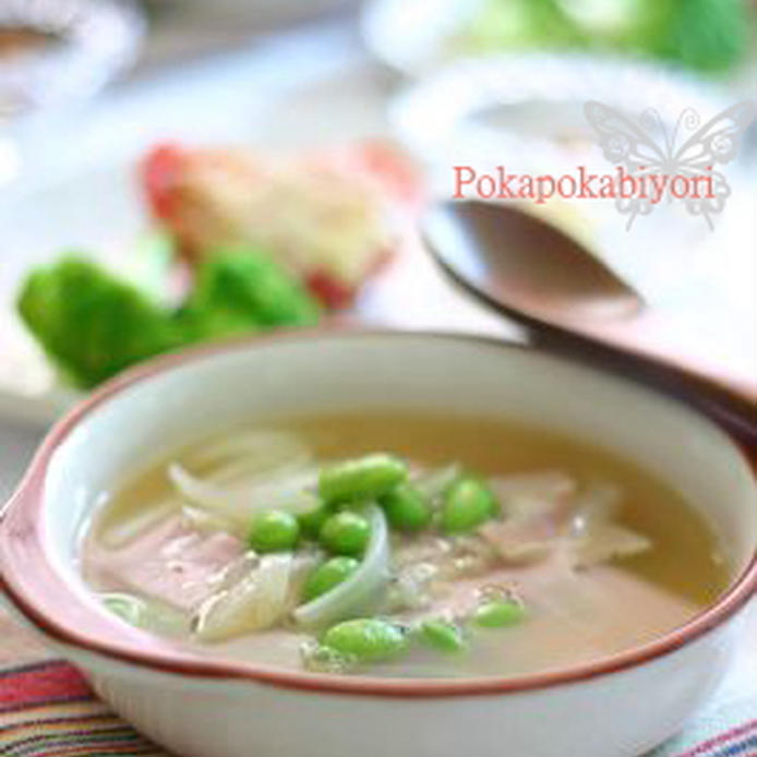 白いお茶碗に盛られたベーコンと枝豆の中華スープ