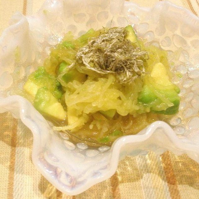 スパゲッティスカッシュとアボガドのとろろ昆布和え