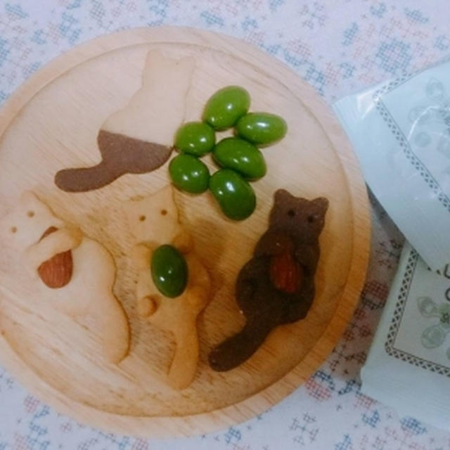 黒豆チョコを、抱っこネコクッキー♪