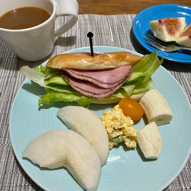 初もの無花果とドッグパンでブランチ ♪