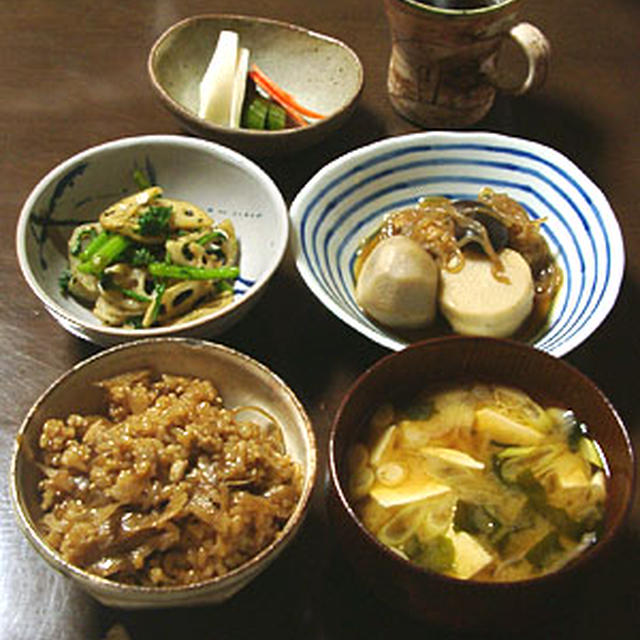 八幡芋の煮物 油揚げ 干し椎茸 糸コンニャク 春菊とレンコンの胡麻和え ぬか漬け 鶏牛蒡玄米ご飯 豆腐とワカメと長ネギの味噌汁 レシピブログ