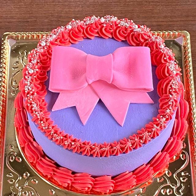 大きなリボンを飾る、結婚記念日お祝いのケーキ。
