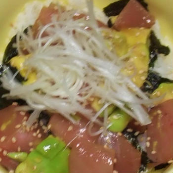 マグロアボカド丼