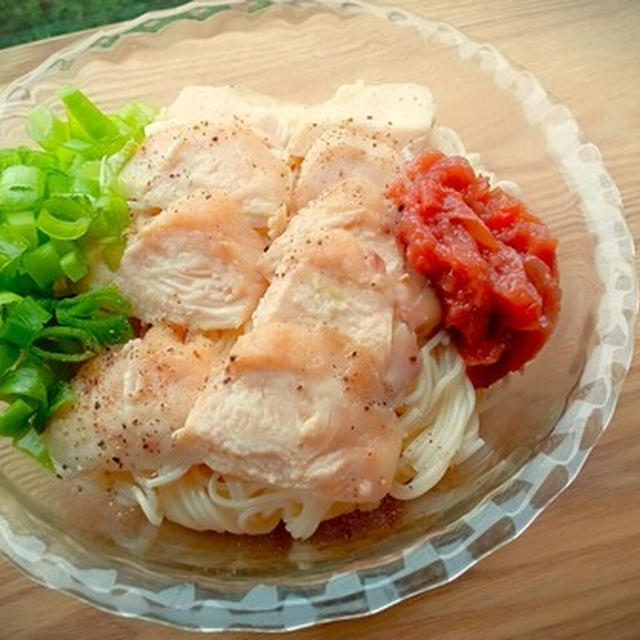 電子レンジで素麺料理♪低温調理で仕上げたしっとりささみ肉としそ漬梅干と九条ネギの素麺。°