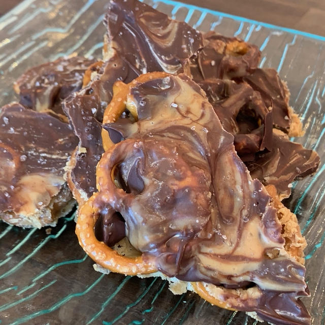 チョコレートピーナッツバターキャラメルクラッククッキー