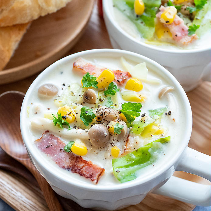 白いスープカップに盛りつけられたキャベツとコーンの豆乳スープ