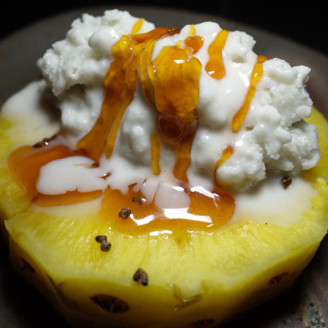 今日の一皿《パイナップルのソテー ココナッツのソルべ添え》 Ananas sauté et sorbet au coco