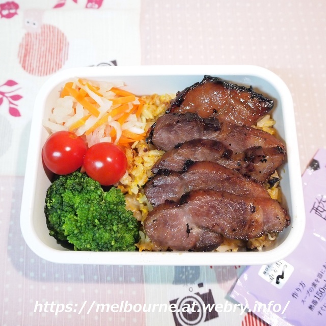 今日のOBENTOは グリルdeポークのっけ炒飯★プレミアムフライデー