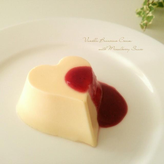 バニラのババロア　ベリーソース添え