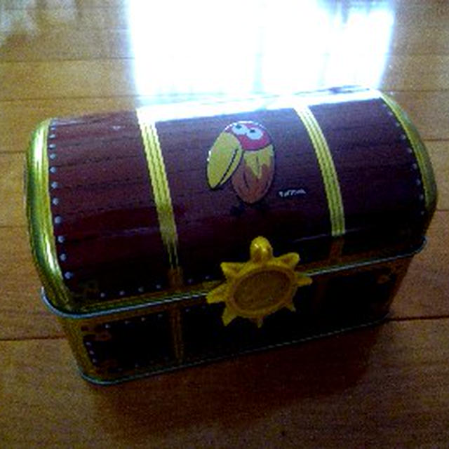 オモチャの缶詰と家遊び