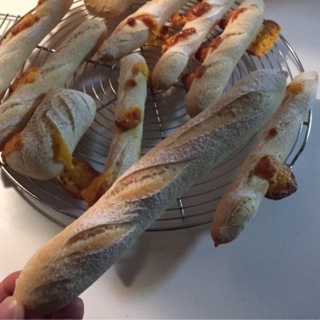 チーのパンとベーコンチーズのパン