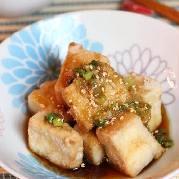 花柄の器に盛りつけた塩豆腐の揚げ出し香味ソースがけ