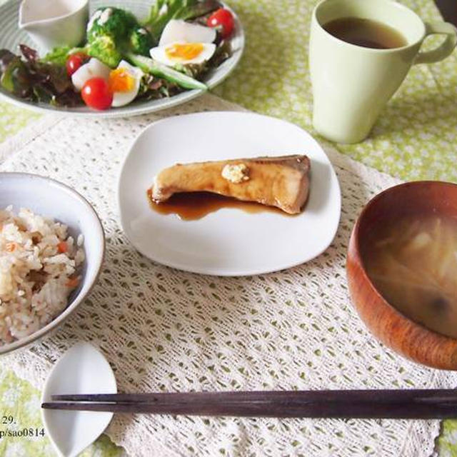 いつかの晩ご飯♪～ぶりの照り焼き、定番炊き込みご飯、お味噌汁、胡桃マヨでサラダ～