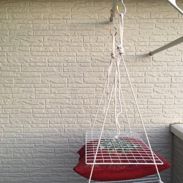 ダイソーのワイヤーネットで簡単まくら干し～DIY