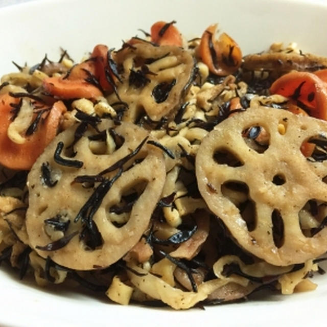 去年干した干し野菜をひじきと炒めて美味しかったぁ〜♪