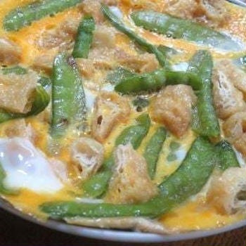 香ばしく焼いてから♪　絹さやと油揚げの玉子とじ