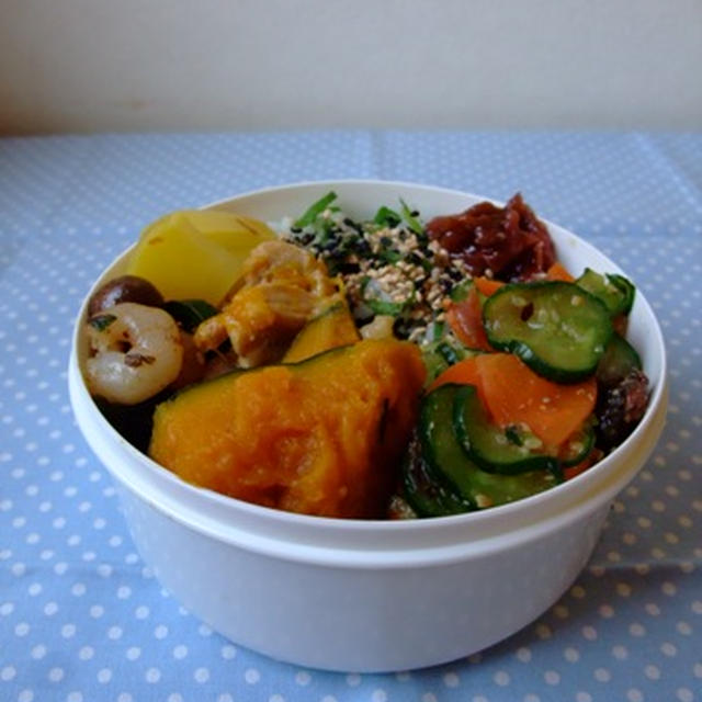 胡瓜と人参の梅和えお弁当。