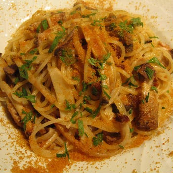 スパゲッティーニ　サバとキノコのペペロンチーノ　カラスミ添え
