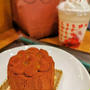 今日のおやつ♪ スターバックスコーヒー 「メリーストロベリー ケーキ フラペチーノ(R)」と「ショコラディスカバリー」