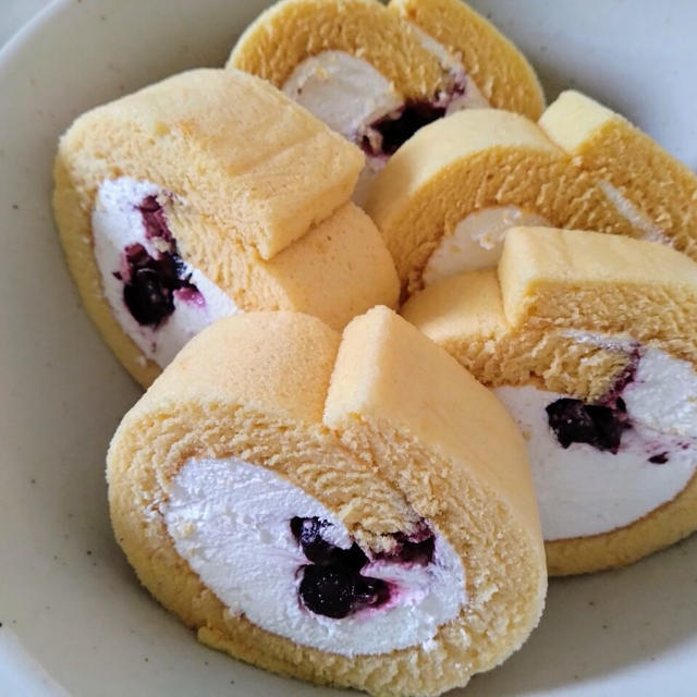 クリームチーズホイップのロールケーキ｜ふわふわ生地×濃厚クリームで至福の一口！