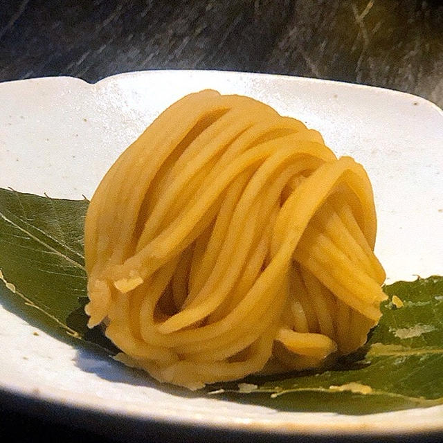 和菓子店「HIGASHIYA ヒガシヤ」の「節気餅」/ 栗やま