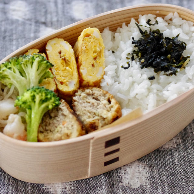 メンチカツと海老春雨サラダの曲げわっぱ弁当