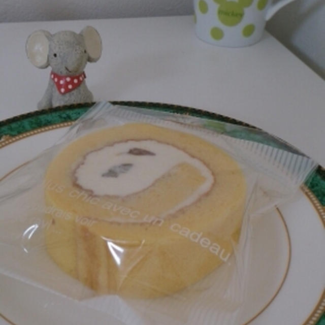 バニラスフレチーズケーキも、ロールも人気者！