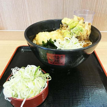 空豆のミニかき揚げ天と鱧天そばを啜る（番外編）〜名代 箱根そば〜