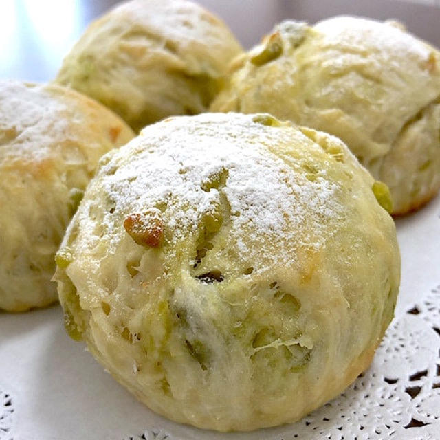 和菓子好きにはたまらない！緑茶ともよくあう「うぐいす豆ブレッド」