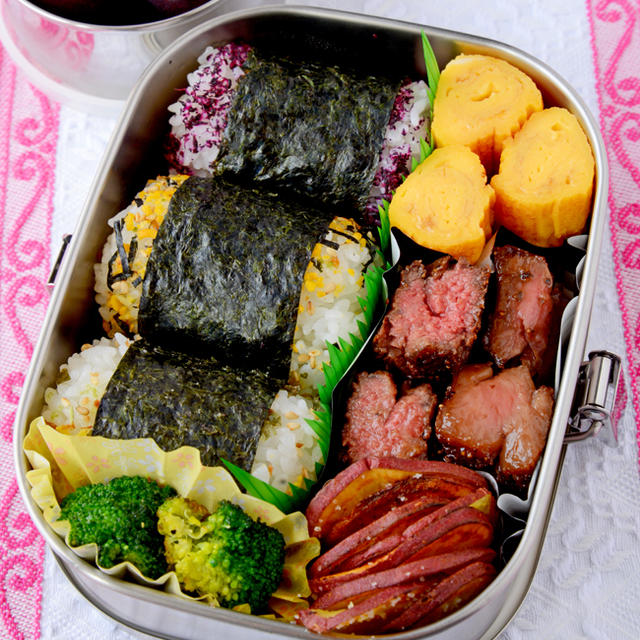 【今日のおべんと】俵おにぎり＆一口牛ステーキのお弁当