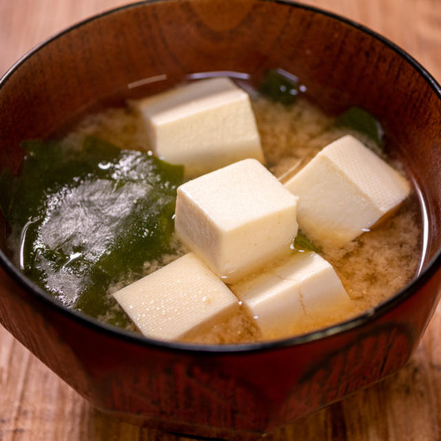自家製の美味しい出汁で「豆腐とワカメのお味噌汁」&「とろろ庵 伊賀路」