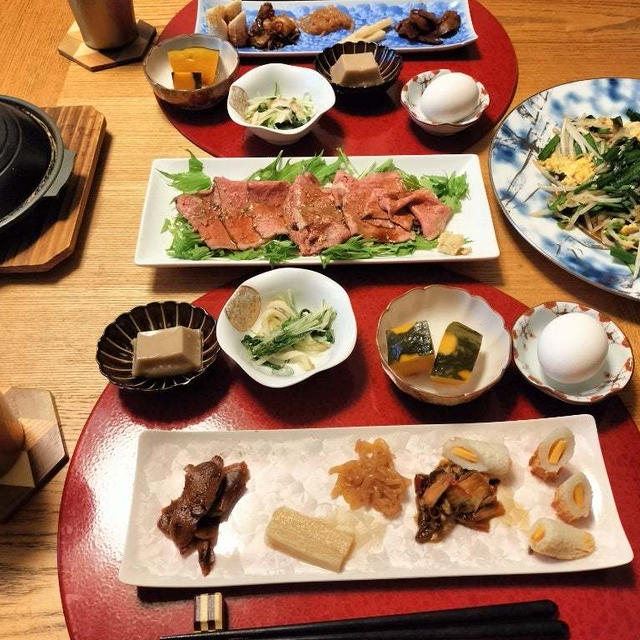 にらたまもやし炒め、山芋鉄板焼、ローストビーフと小鉢9品で晩酌