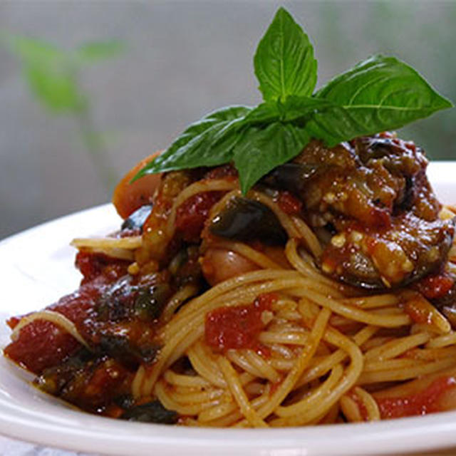 ナスとソーセージのトマトソースパスタ