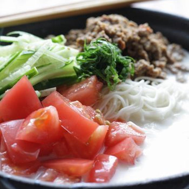 冷たい豆乳の坦々麺