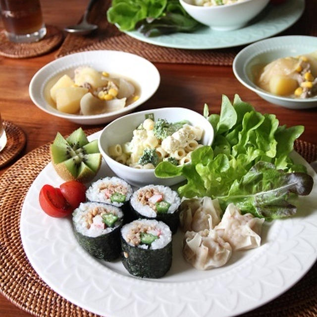 海老シュウマイ と 鶏そぼろ巻き・プレート。味噌バター肉じゃが。