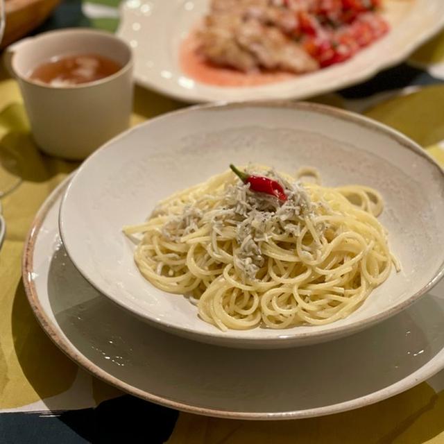 しらすパスタとチキンソテーのトマトソースの夜ごはんとひな子魔神