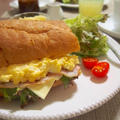 【簡単朝カフェ】ボリューム満点♪卵とベーコン・チーズのバケットサンド♪