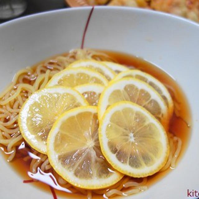 注目のレモンラーメン♪レモン丸1個と和風だしベースが旨い