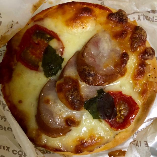 ベーカリーパレード トマトとあらびきソーセージピザと BLTサンド