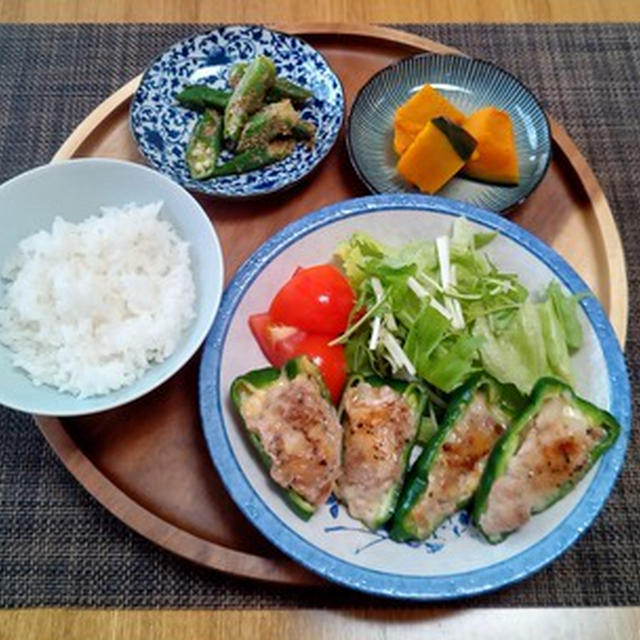 すっぽり抜けても遅れたままって・・・肉肉しいピーマンのチーズ肉詰め♪・・♪