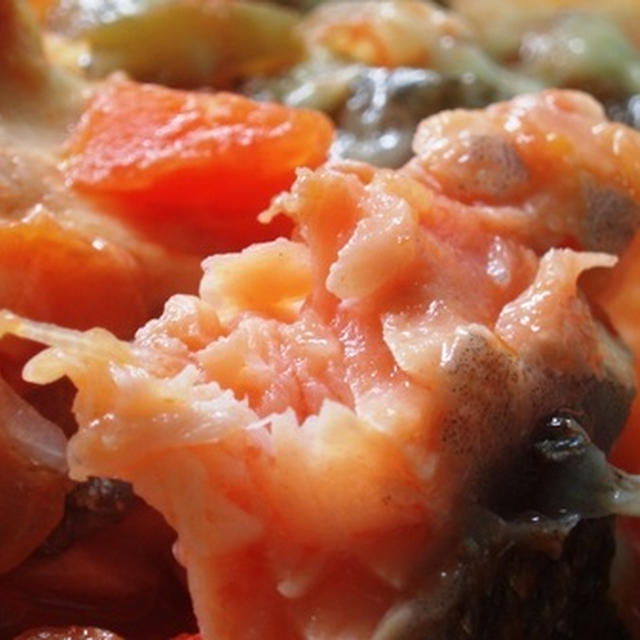 甘塩銀鮭の切り身と夏野菜の包み焼き：カボナータのバリエーション