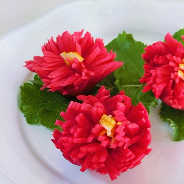 赤大根で、美しい菊花大根