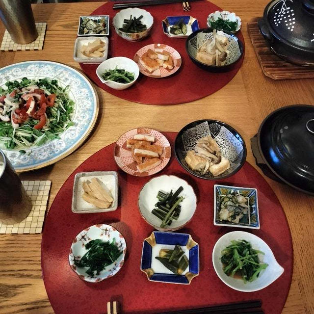 芹ごはん、ゆでイカとプチトマトのマリネサラダ、じゃがバターのイカ塩辛のせと小鉢8品で晩酌
