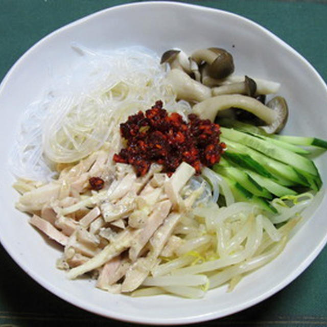 蒸し鶏と緑豆春雨と野菜のサラダ