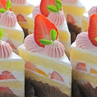 苺と黄桃のショートケーキ