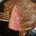 分厚い牛赤身肉を家でガスと鉄板で焼いただけ。それをステーキという。