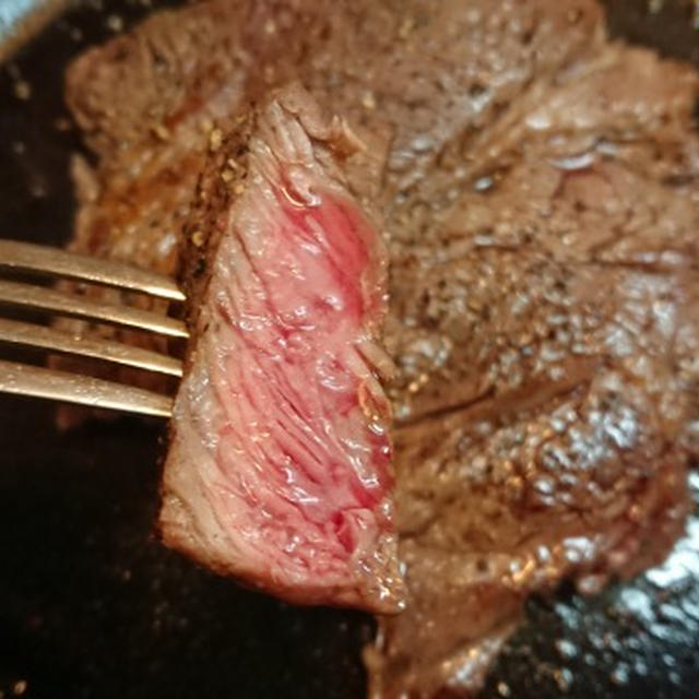 分厚い牛赤身肉を家でガスと鉄板で焼いただけ。それをステーキという。