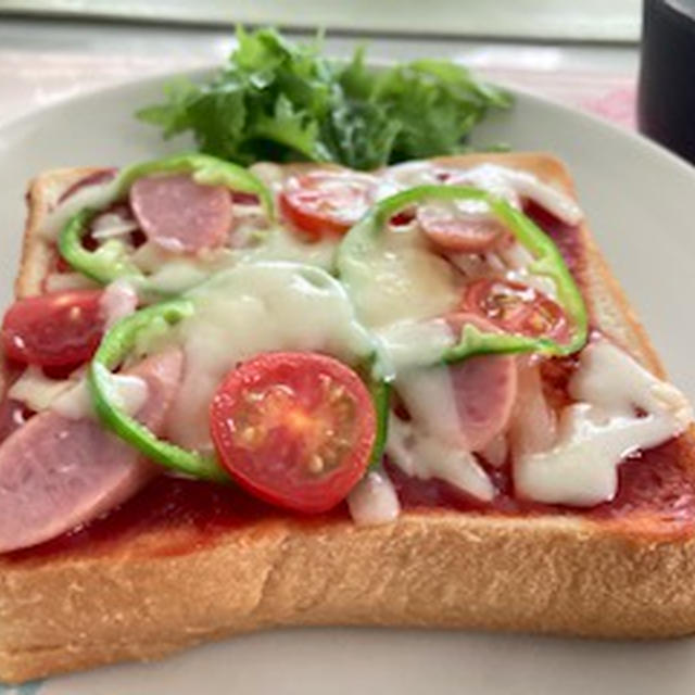 朝食は、たっぷりチーズのピザトースト♪